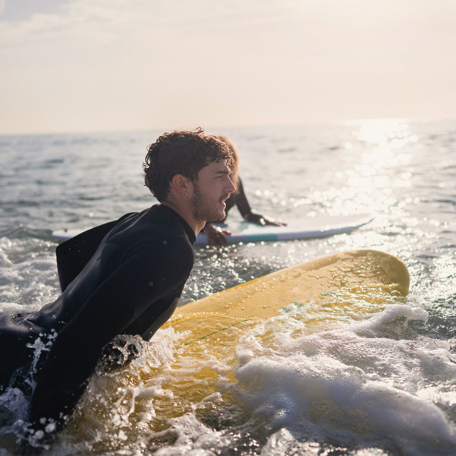 Elpixol Algenöl Kapseln - Mann auf Surfbrett