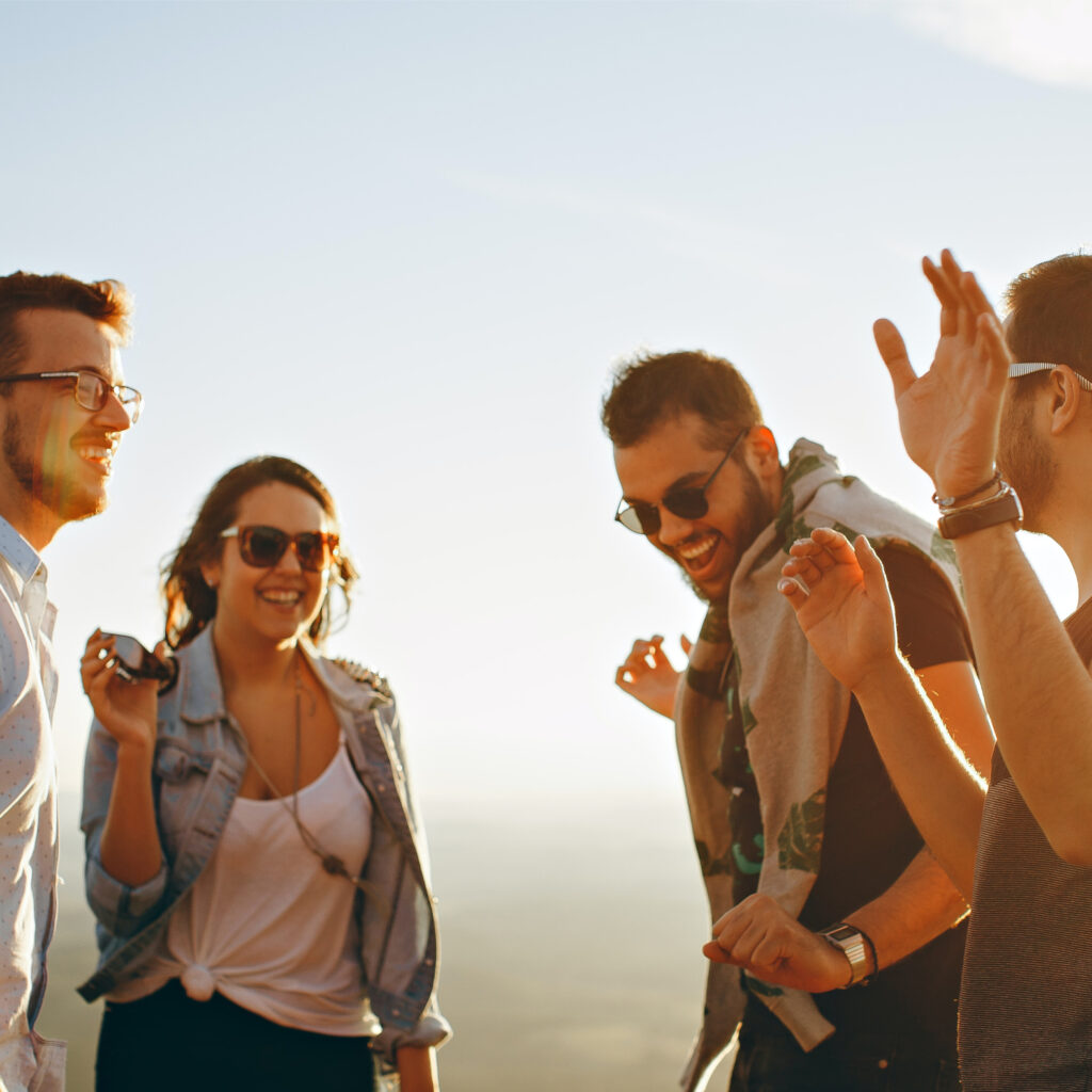 CannabiGold mit fröhlichen Menschen