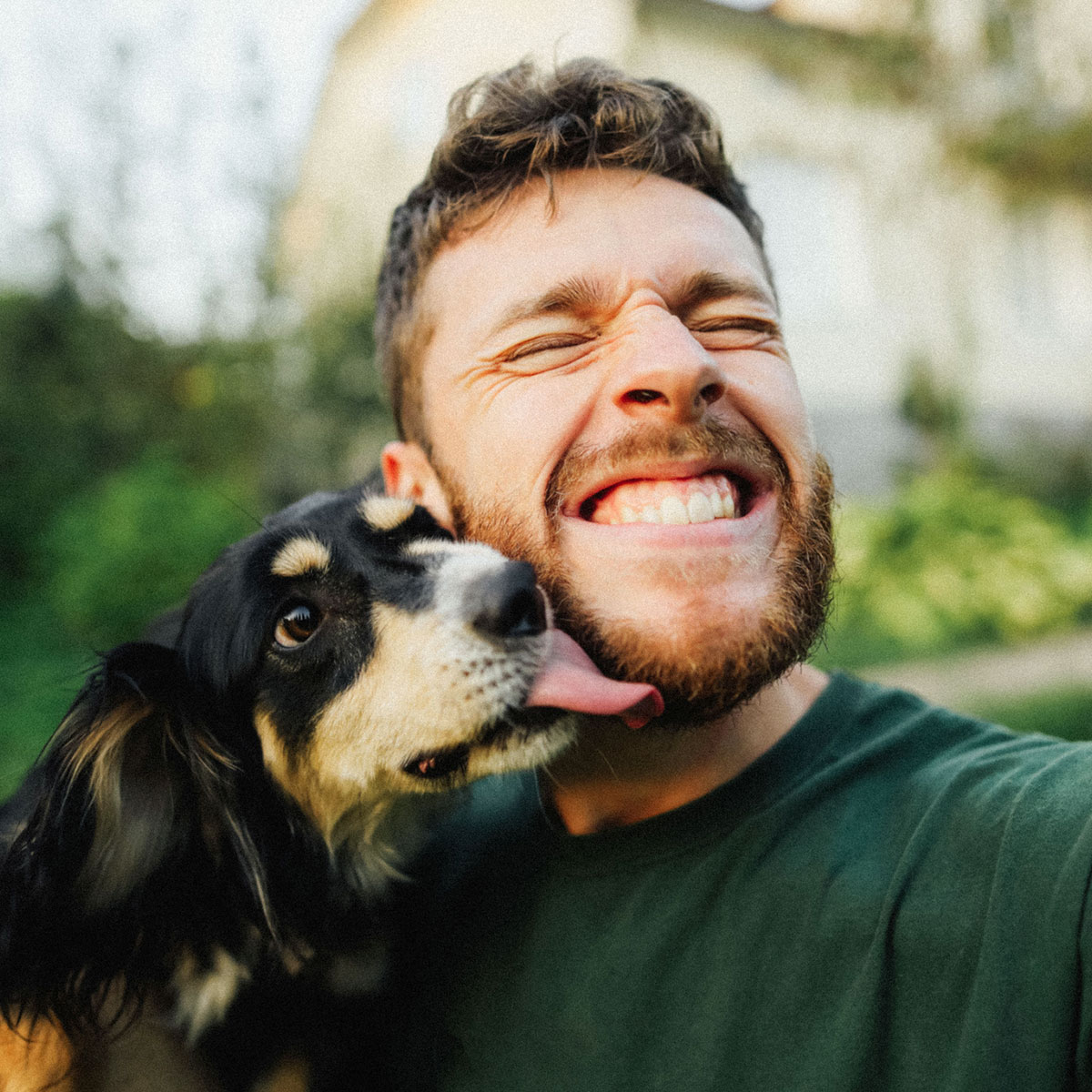 rosmarin-minze-extrakt-mood1-hund-man Nordic Pure Rosmrin-Minze-Extrakt - Mann mit Hund