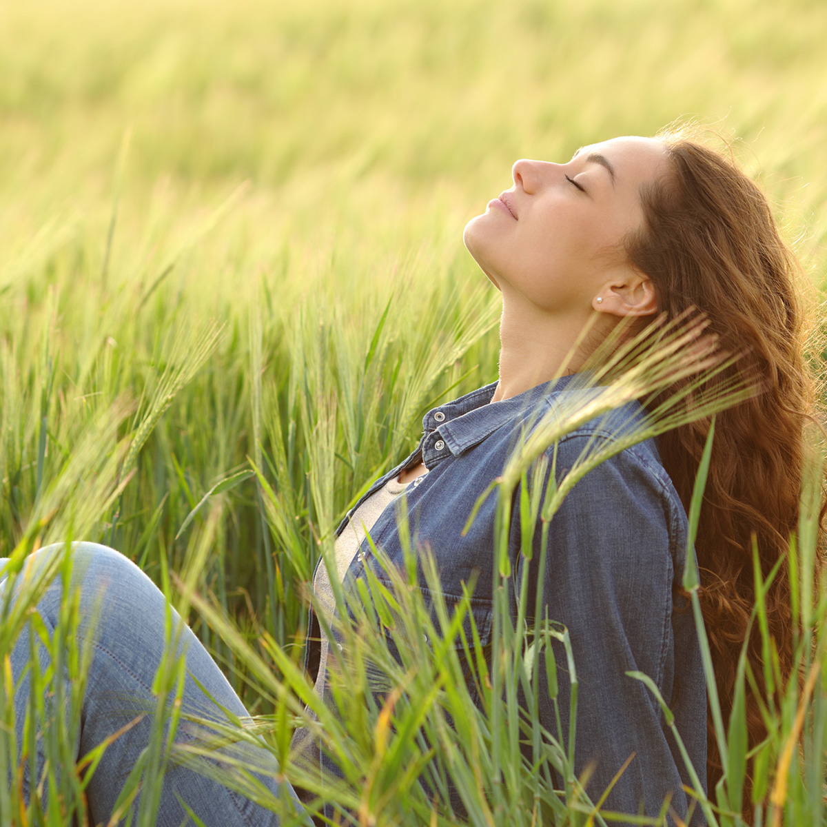 Nordic Pure Weizenkeimöl - junge Frau imWeizenfeld