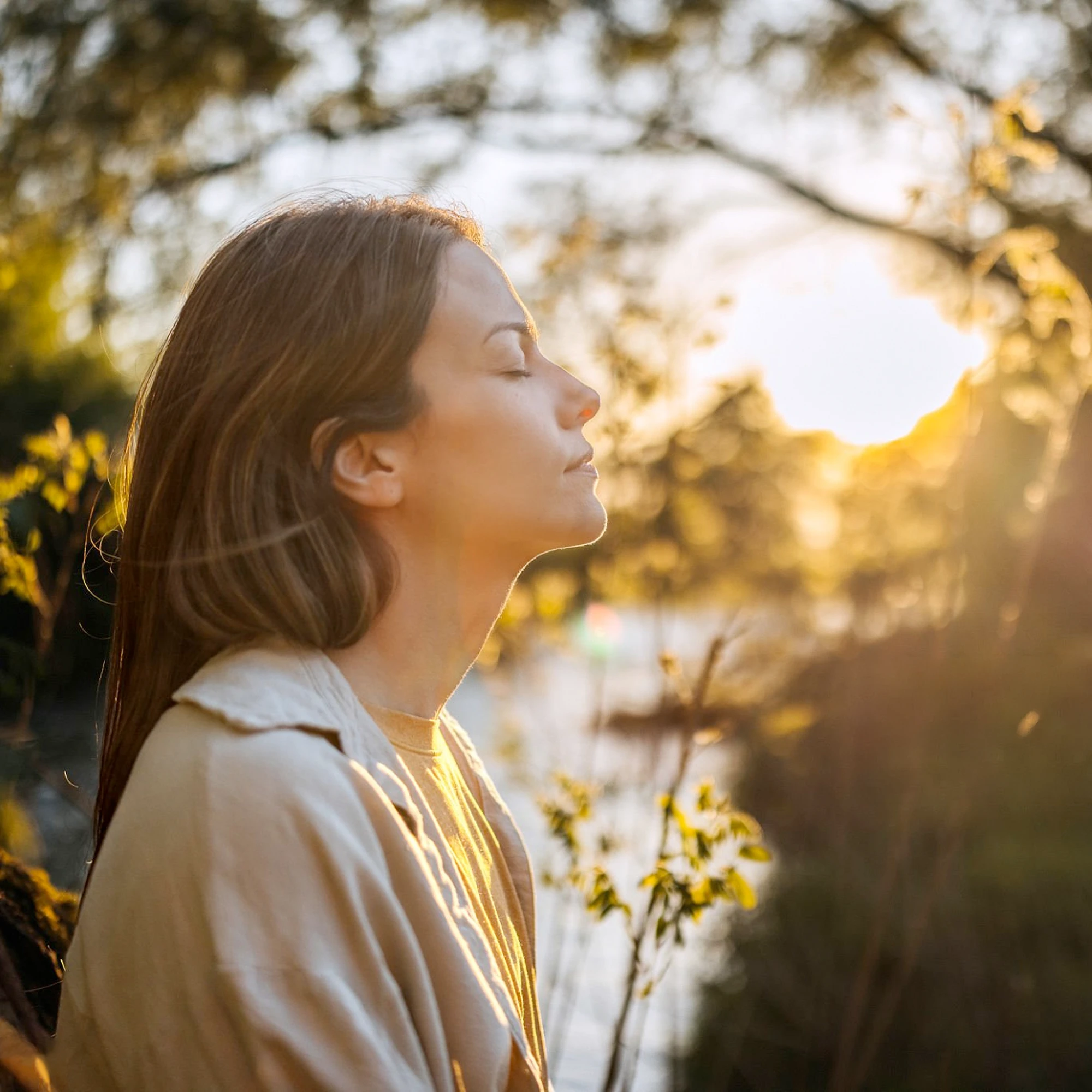 Monte Nativo Frauenmantel - Frau entspannt im Sonnenlicht
