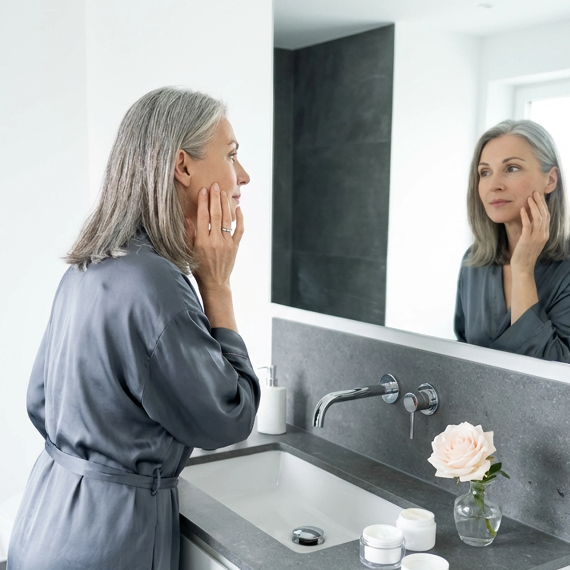 Monte Nativo Rosenwasser - Frau vor Spiegel