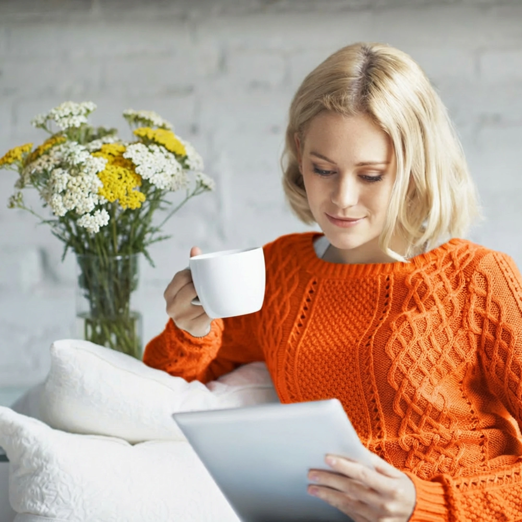 Monte Nativo Schafgarbenkraut - Frau mit Tee auf Couch